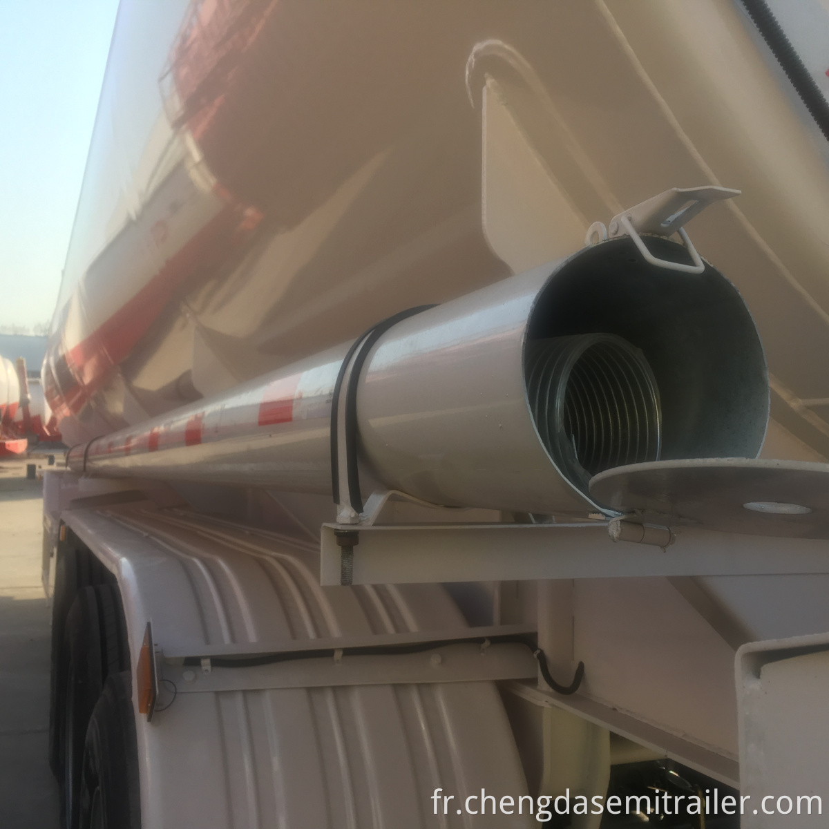 Fuel tanker trailer